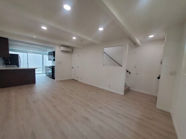 Building Photo - 4040 Grand View Blvd
