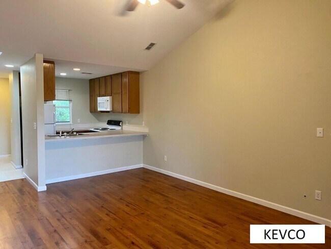 Building Photo - Top-Floor Apartment in Community Near Hors...