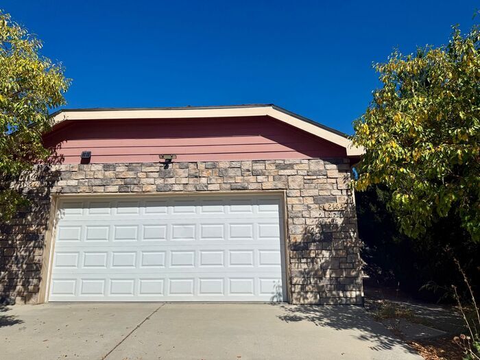 3 Bed 2 Bath Duplex in Milliken with Overs... - 3 Bed 2 Bath Duplex in Milliken with Overs...