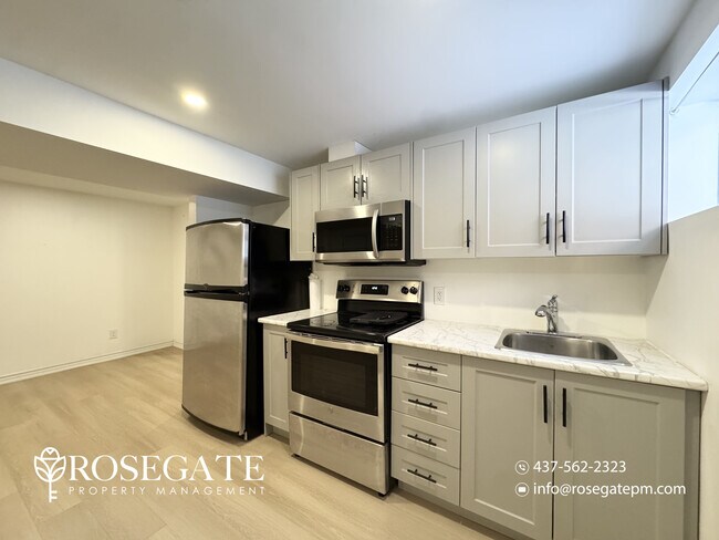 Photo du bâtiment - 1-Bedroom Unit with Private Backyard & Parking in Etobicoke