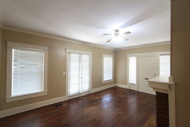 Foto del edificio - New On The Market with Fresh Updates!! Better Hurry!!