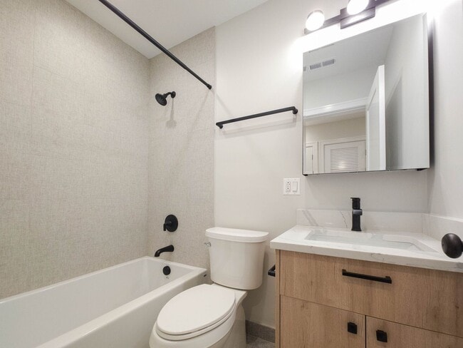 Foto del edificio - 2057 W Dickens Ave