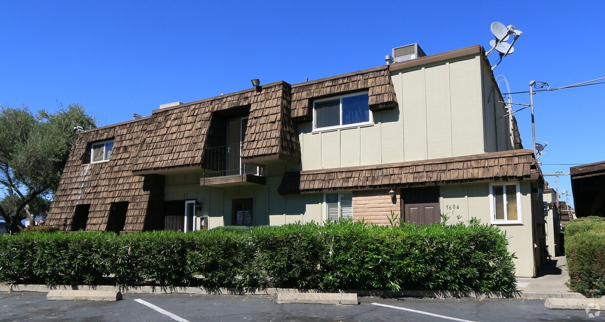 Building Photo - 5606 Hillsdale Blvd