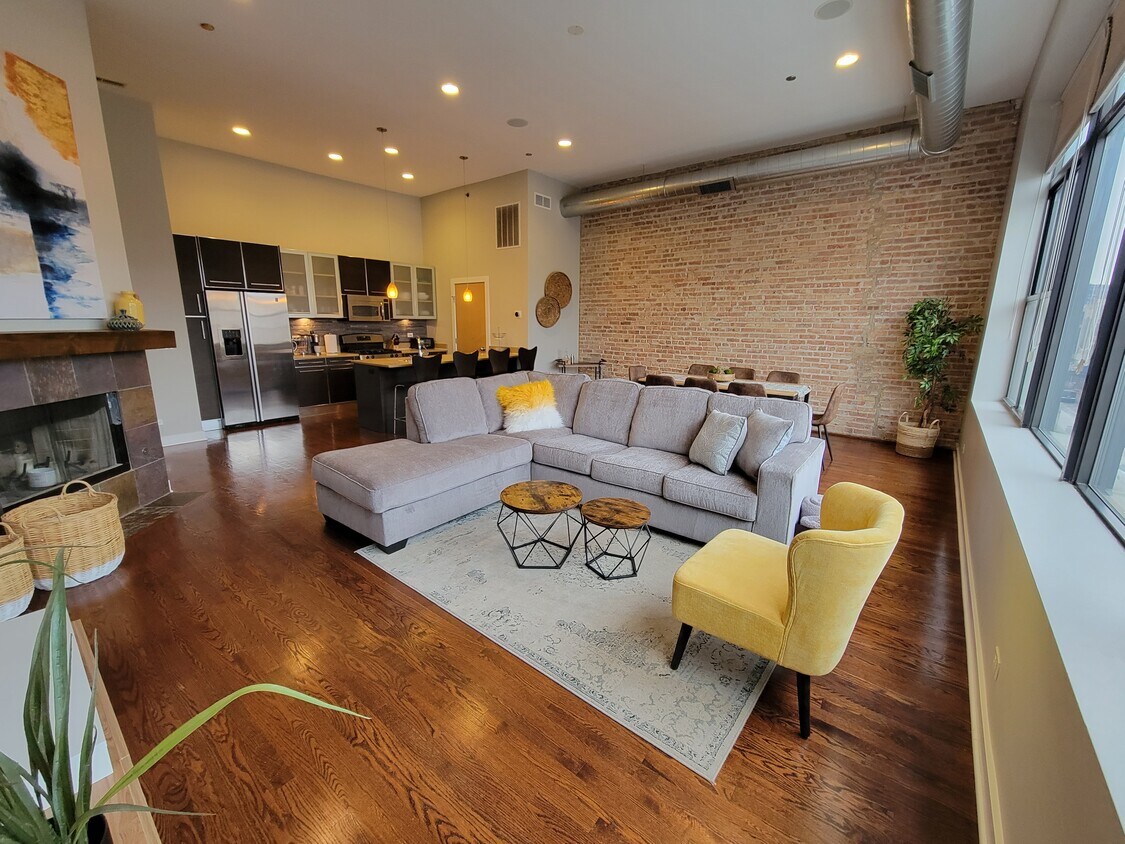 main living area - 1521 N Milwaukee Ave