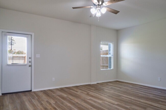 Building Photo - Hunters Ranch Beauty! 3 Bedrooms 2 1/2 Bath Townhome