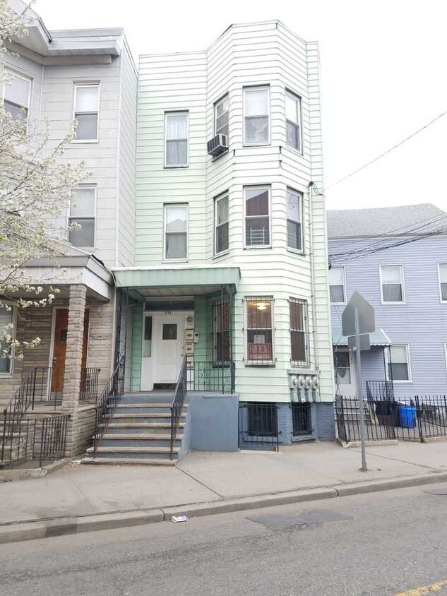 Primary Photo - 335 Summit Ave
