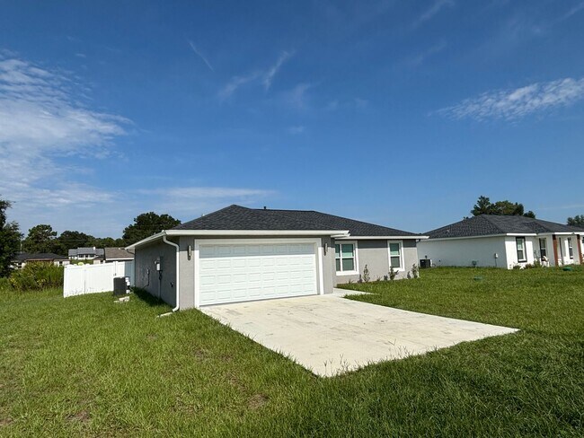 Foto del edificio - 2025 Newer House 3/2/2 fenced backyard. No carpet
