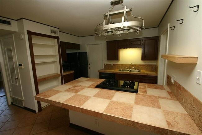 Foto del edificio - 6702 Isabelle Dr