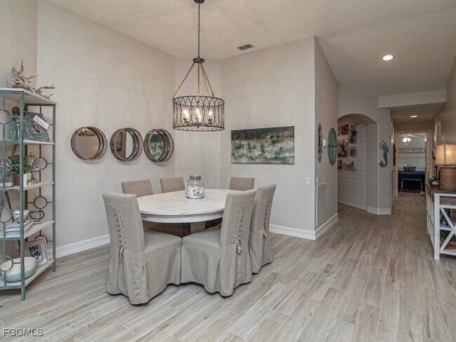 Foto del edificio - 945 Carrick Bend Cir