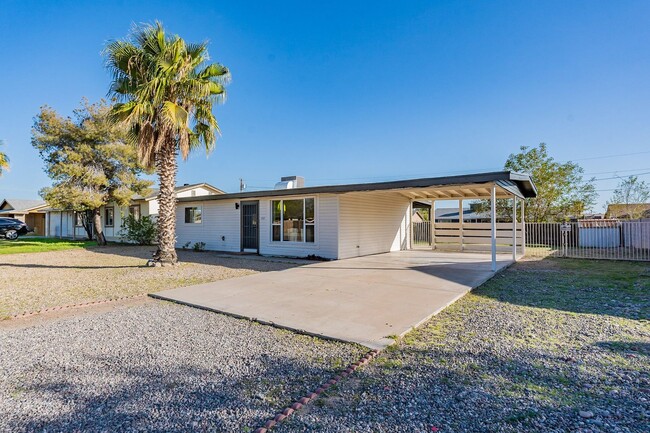 Building Photo - Stylish, updated home in North Phoenix!