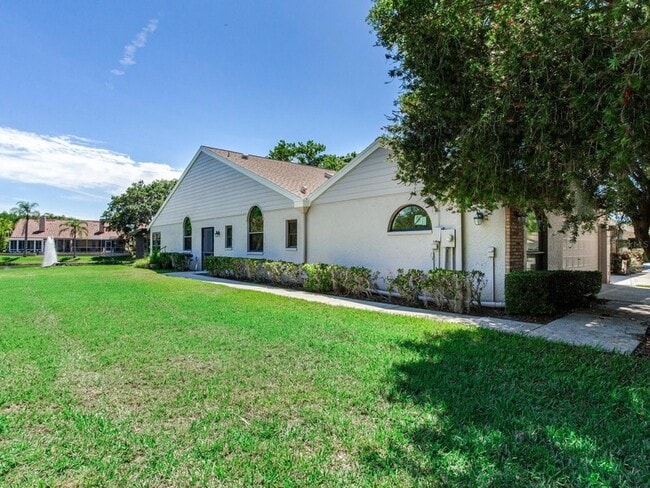Building Photo - 5598 Salem Square Dr S