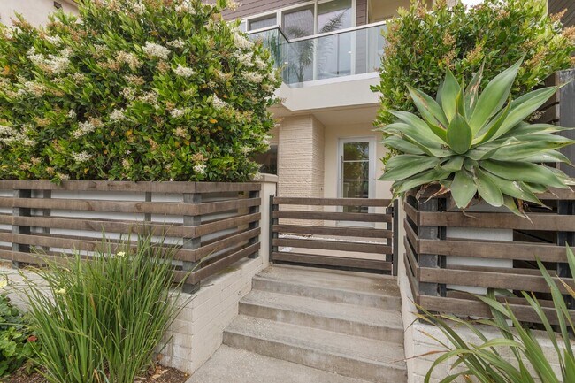 Foto del edificio - Contemporary luxury in a prime beachside l...