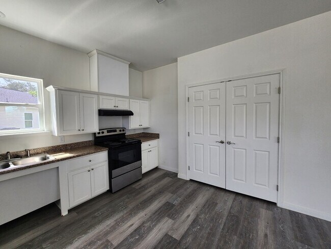 Foto del edificio - 3/2/2-AVAILABLE FOR LATE OCTOBER-NOVEMBER MOVE IN