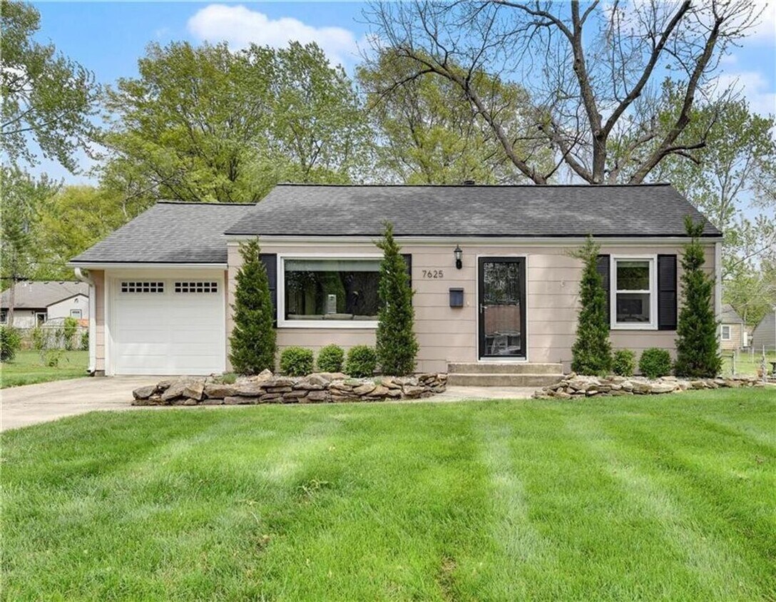 Foto principal - 2 Bedroom 1 Bath Home In Overland Park Kansas