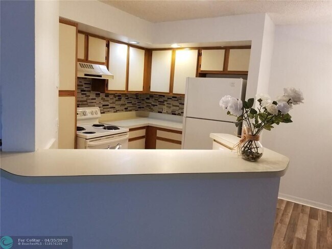 Foto del edificio - 3360 Pinewalk Dr N