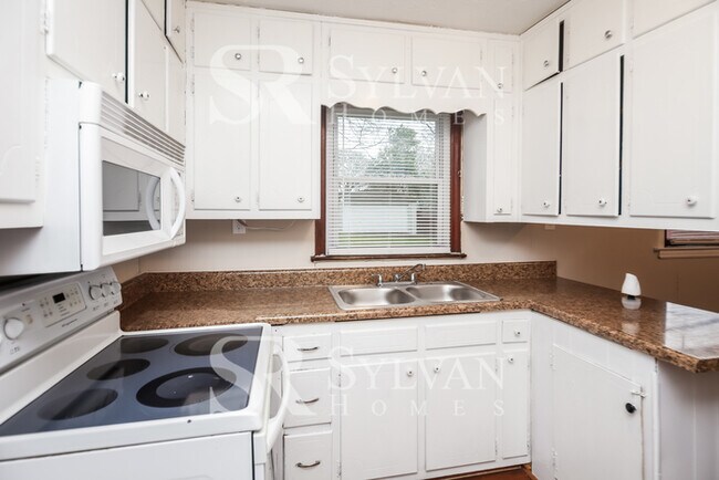 Building Photo - Your dream home awaits.