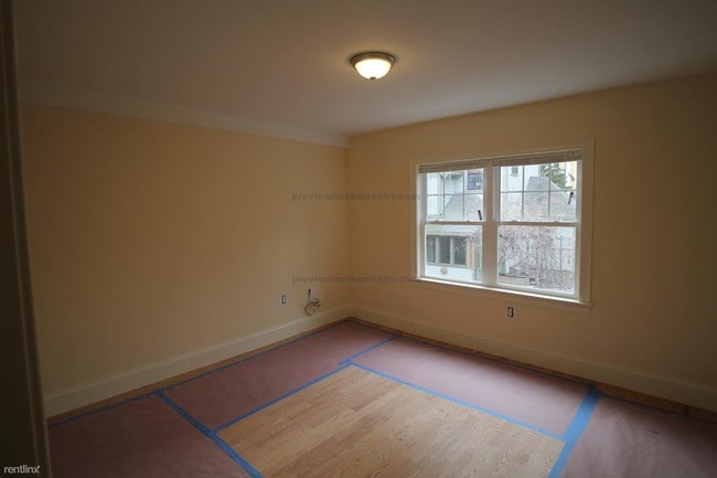 Building Photo - 10 Bennington St