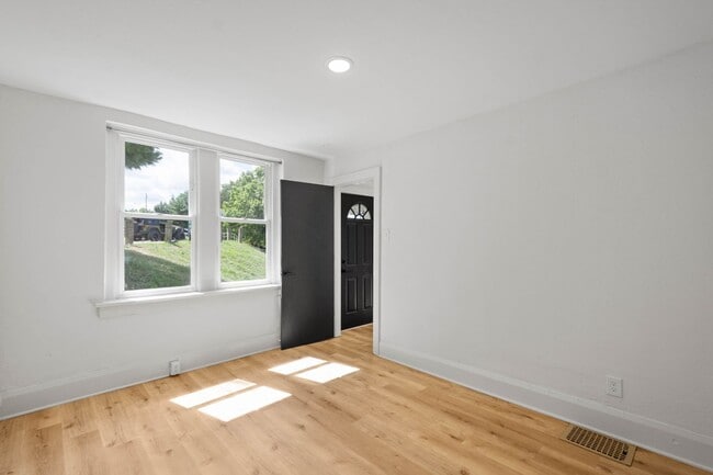 Building Photo - MOVE IN NOV 1ST! This BEAUTIFUL 1-bedroom ...