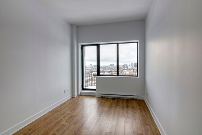 Building Photo - 30 Saint-Joseph Est