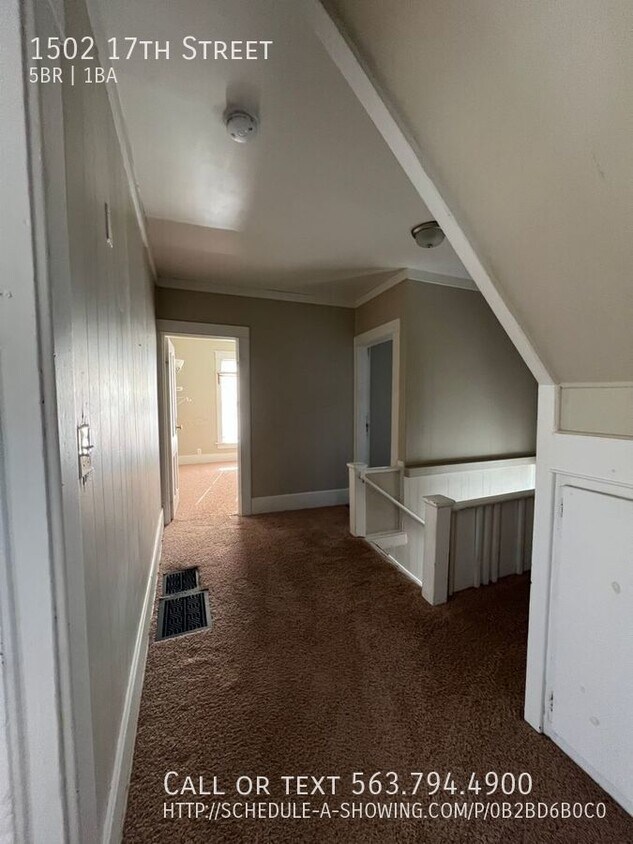 Primary Photo - 5 bedroom 1 bathroom in Moline, Illinois!