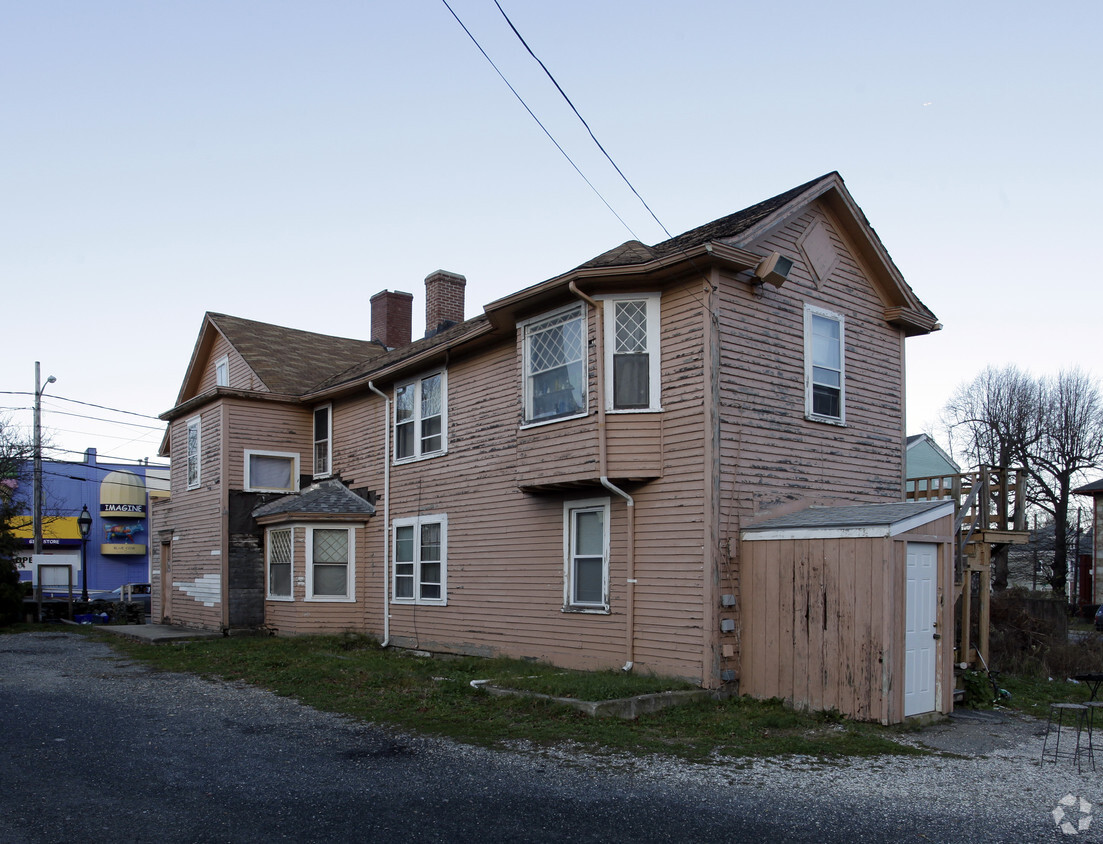 Building Photo - 390 Main St