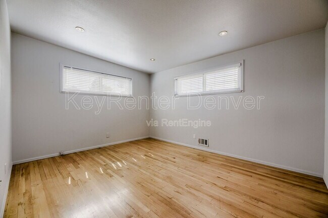 Foto del edificio - 219 S Holly St
