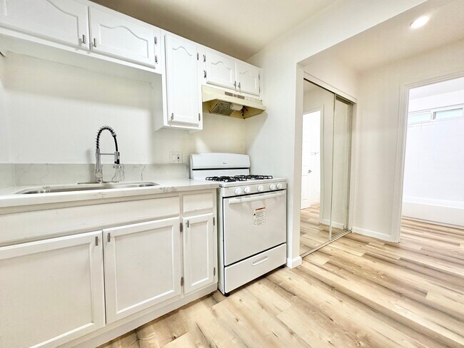 Building Photo - 203 Lake Shore Ter
