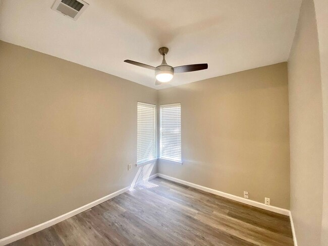 Building Photo - Remodeled 3 Bedroom 2 Bath  with cute back...