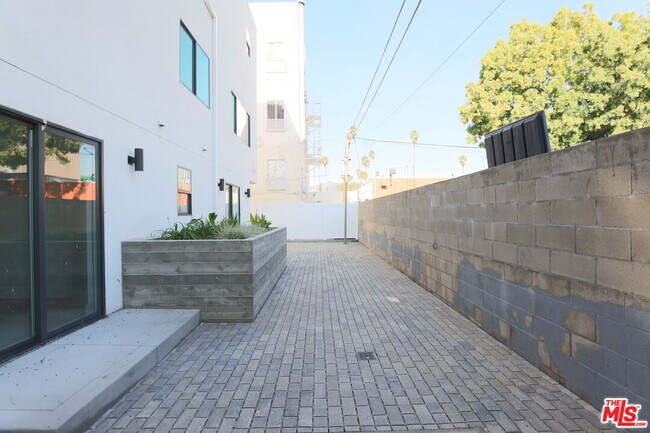 Building Photo - 1420 N Kingsley Dr