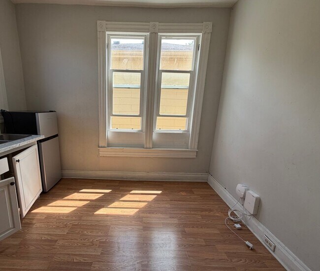 Building Photo - 1523-1525 Triplex