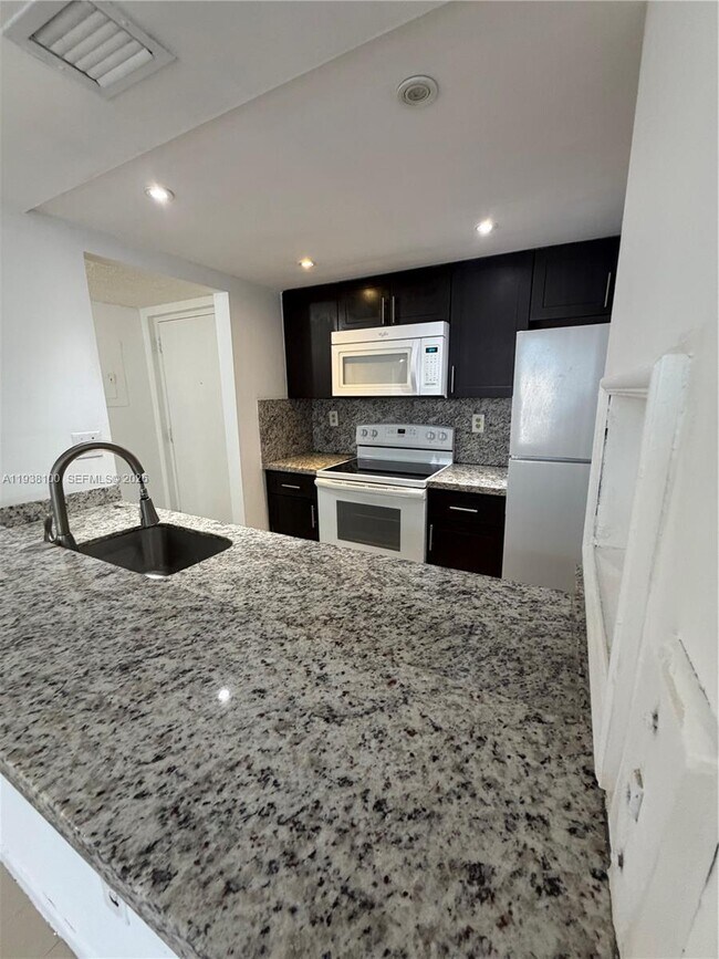 Foto del edificio - 7075 NW 186th St