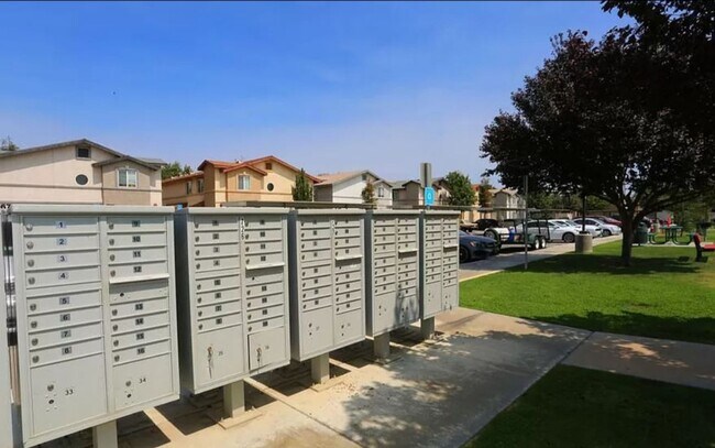 Building Photo - 600 Hosking Ave