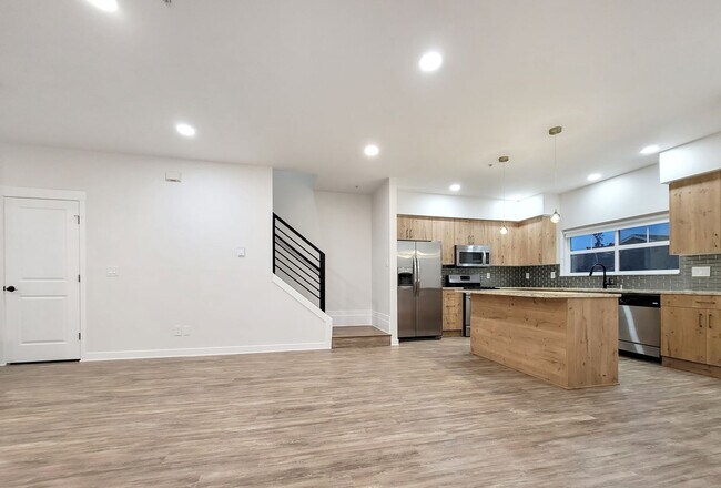 Building Photo - Beautifully Updated 2-Story Home in Issaqu...