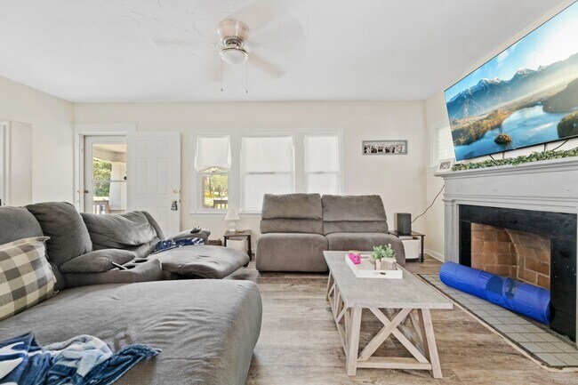 Foto del edificio - West Akron 3BR with Porch & Off-Street Par...