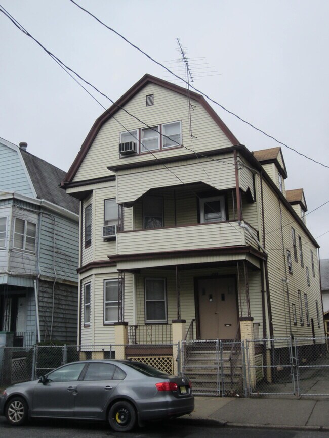 Building Photo - 899 S 18th St
