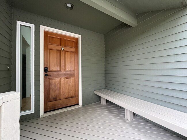 Foto del edificio - Spacious 3-Bedroom Home with Custom Stone Fireplace, Attached 2-Car Garage & Expansive Backyard i...