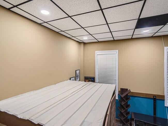 Platform Bed Frame - 6971 Sunnywood Dr