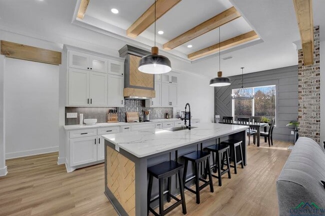 Building Photo - Beautiful 4 bedroom home