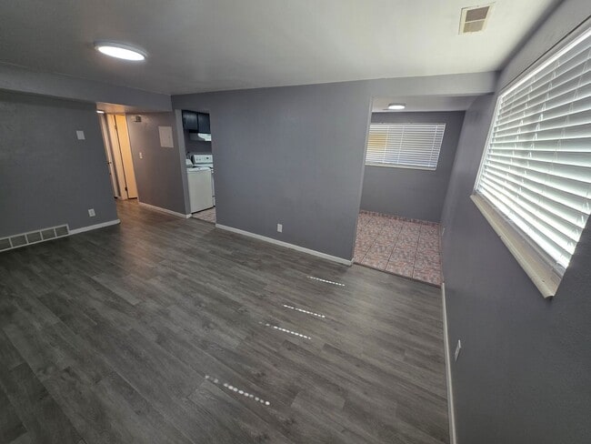 Building Photo - 85 E 200 N