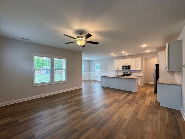 Foto del edificio - Beautiful 3 Bed 2.5 Bath Home in Raeford