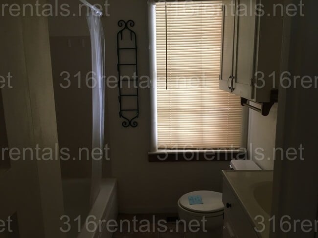 Building Photo - $775 - 2 bed 1 bath - Single Family Home