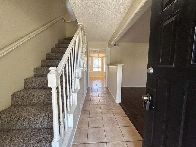 Foto del edificio - Beautiful Spacious 2 Story Home in-between LCU and Tech!