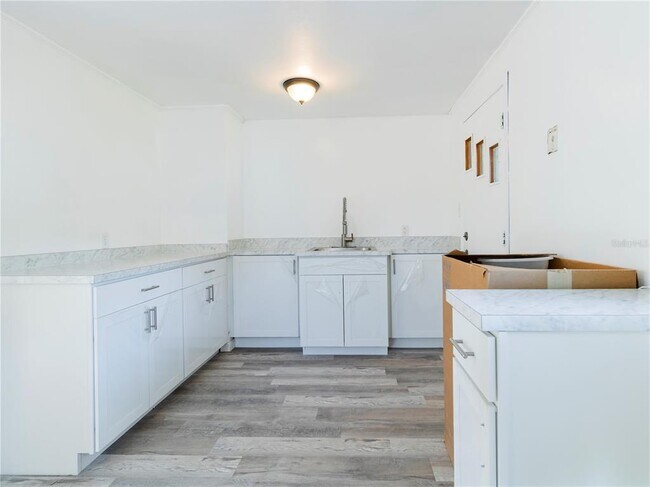 Building Photo - 904 NE 25th St