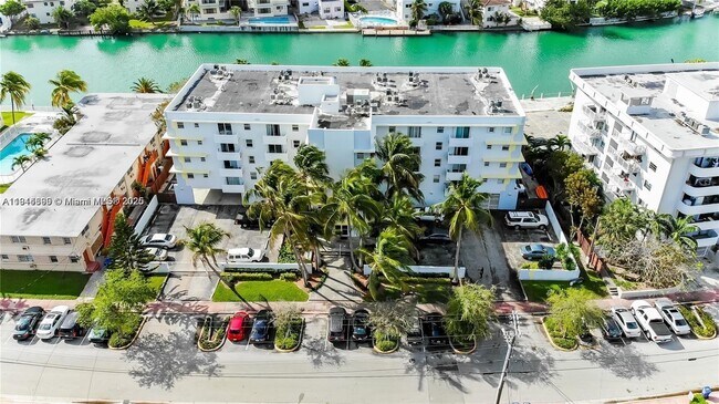 Foto del edificio - 80 S Shore Dr