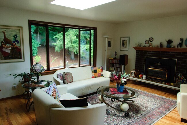 Building Photo - Spacious Cherry Crest Home with Exceptional Natural Light & Privacy