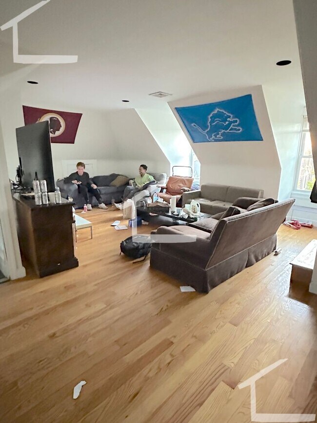 Foto del edificio - Room Rentals! Cleveland Circle 4-Bed by th...