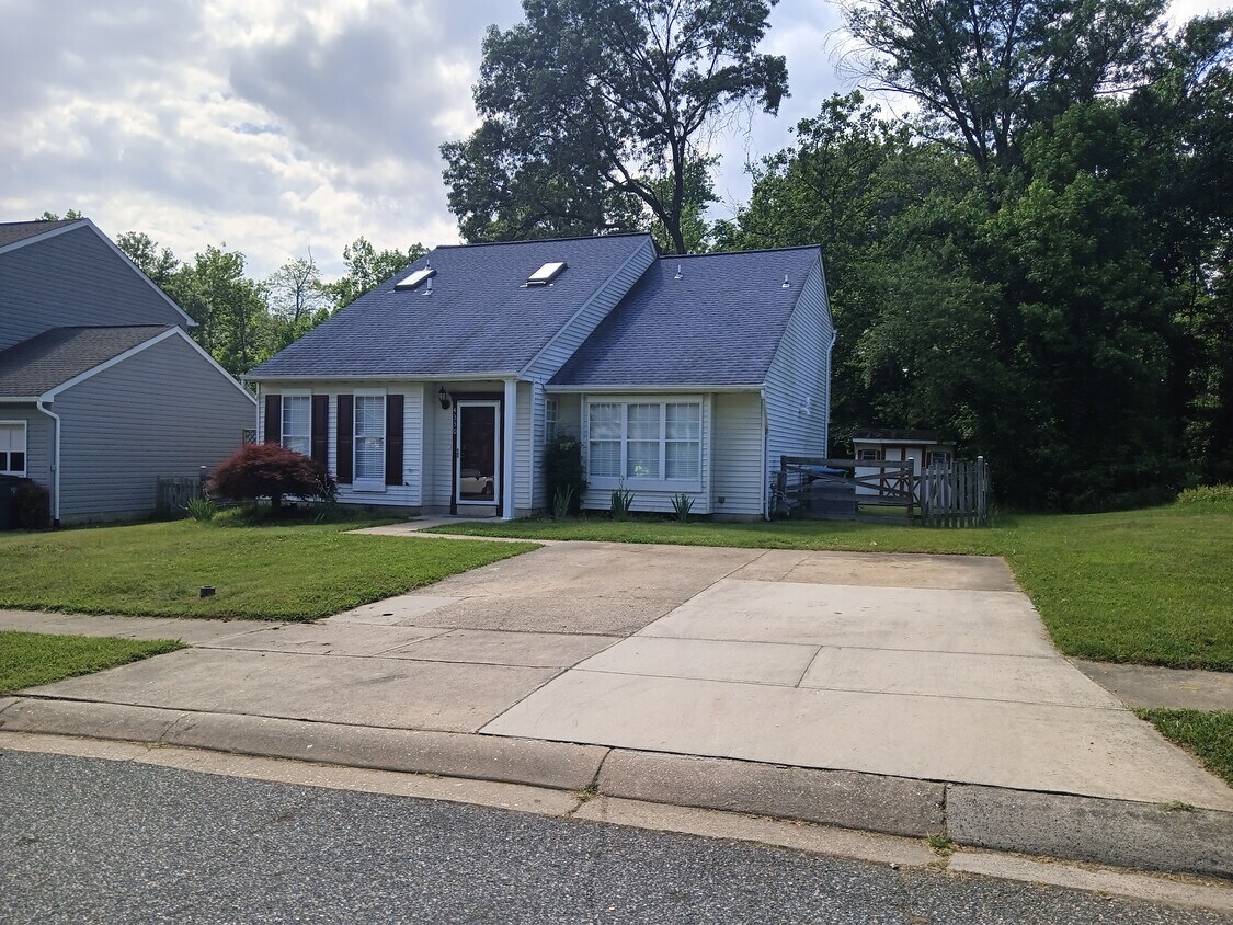 Home, 2 car driveway, beautiful backyard backs up to nature preserve - 4330 Declaration Cir