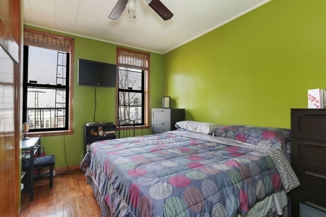Foto del edificio - 5435 Metropolitan Ave