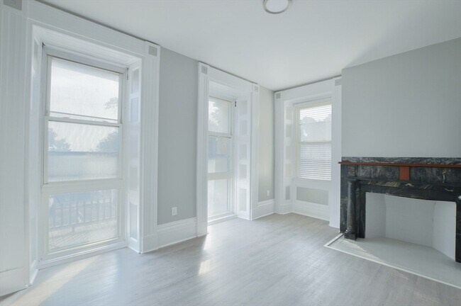Foto del edificio - 1049 Pleasant St