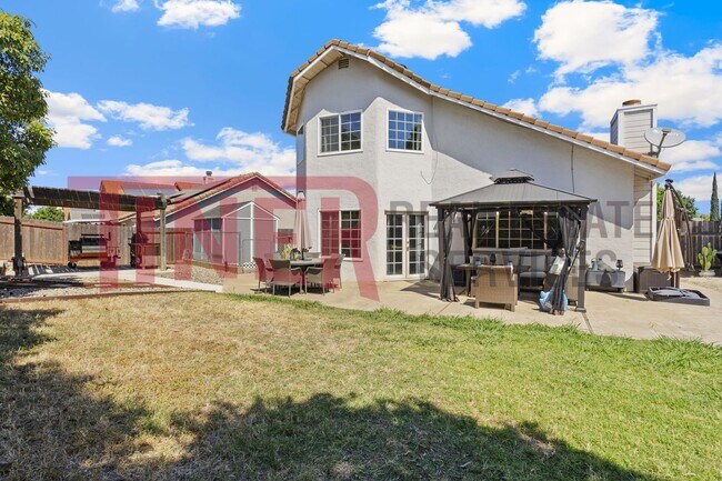 Building Photo - Updated 3 bedroom Lincoln Home with huge y...